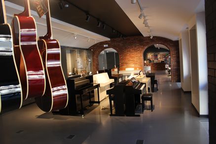 Гитары и пианино в магазине Мир Музыки на Литейном