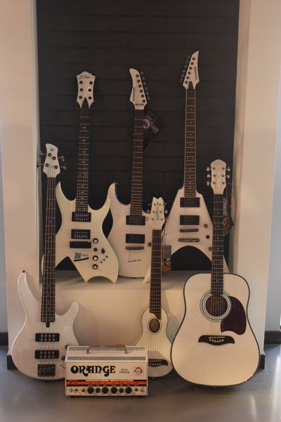 Белые гитары в магазине Мир Музыки на Литейном