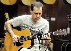 Михаил Кичанов демонстрирует гитару Martin OMM John Renbourn