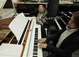 Евгений Соколовский и Владимир Корниенко демонстрируют возможности рояля и гитары