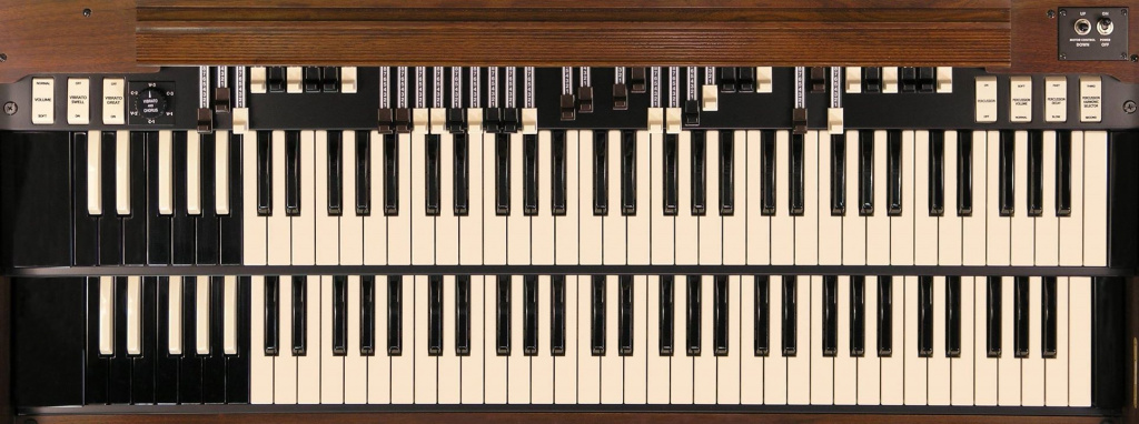 Клавиатура и элементы управления оригинального Hammond