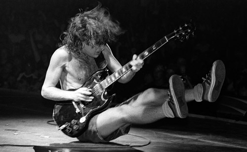 ob_c79f4b_angus-young-acdc-playing-on-the-floor.jpg