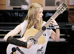Мария Смирнова демонстрирует гитару La Patrie (Видео) 