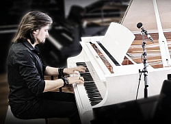 Евгений Соколовский играет в рояльном салоне «Мир Музыки» (видео)